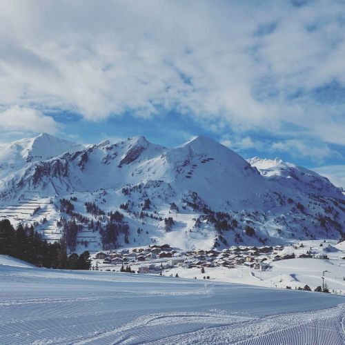 Sonnige Piste und Berge am Obertauern