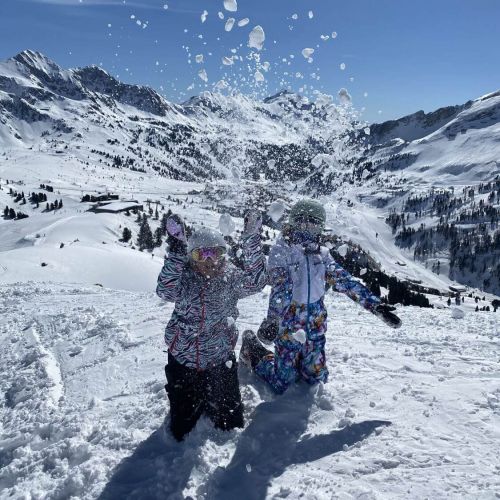 Schikids haben spaß auf den Obertuaerner Skigebieten