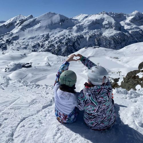 Skikids halten ein Herz in den Himmel der Obertauerner Berge