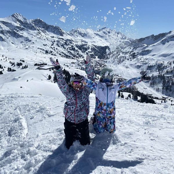 Schikids haben spaß auf den Obertuaerner Skigebieten