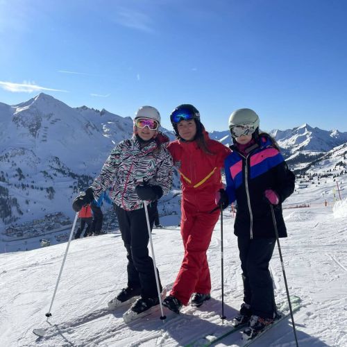 Foto mit 2 Schülerinnen und einer Lehrerin der Fahrschule Krallinger auf der Piste am Obertauern