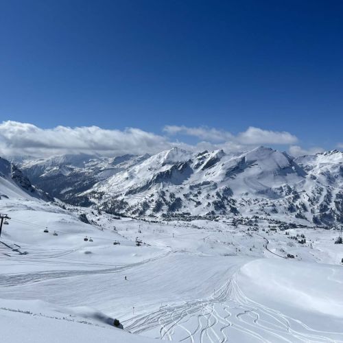 Weite aussicht über die Skipiste und Berge von Obertauern mit klaren Himmel